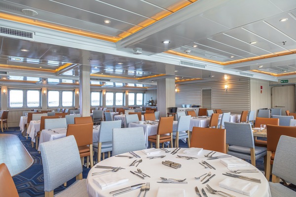 HX Hurtigruten Expeditions, Santa Cruz II, Beagle Restaurant, Credit - Stef van Vuuren 2.jpg